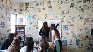 Pas Fasadës së Politikave Rinore në Lezhë: Zëri i të Rinjve midis Premtimeve dhe Realitetit